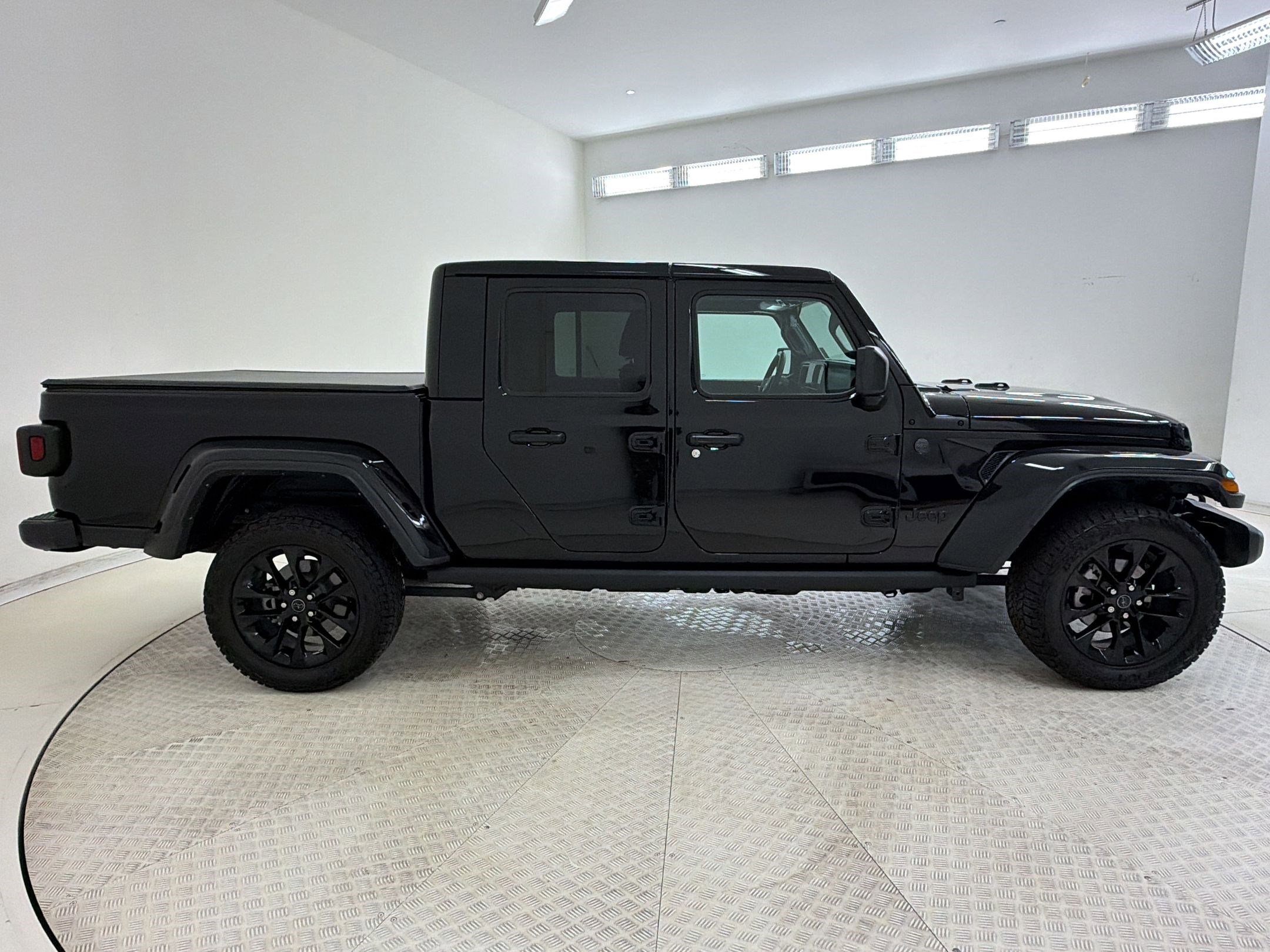 Used 2025 Jeep Gladiator Sport image 8
