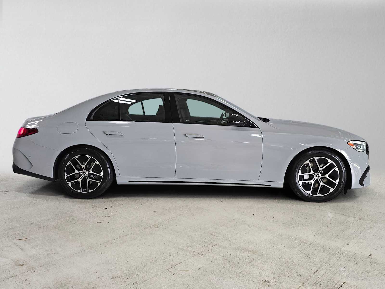 Used 2025 Mercedes-Benz E 350 4MATIC Sedan image 2
