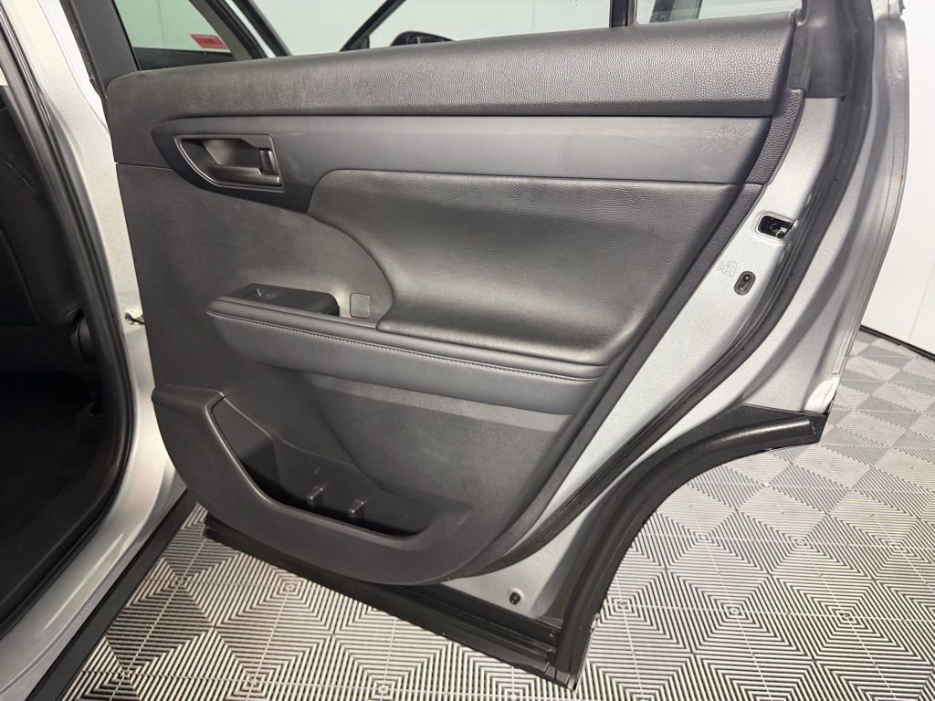 Used 2023 Toyota Highlander LE image 29