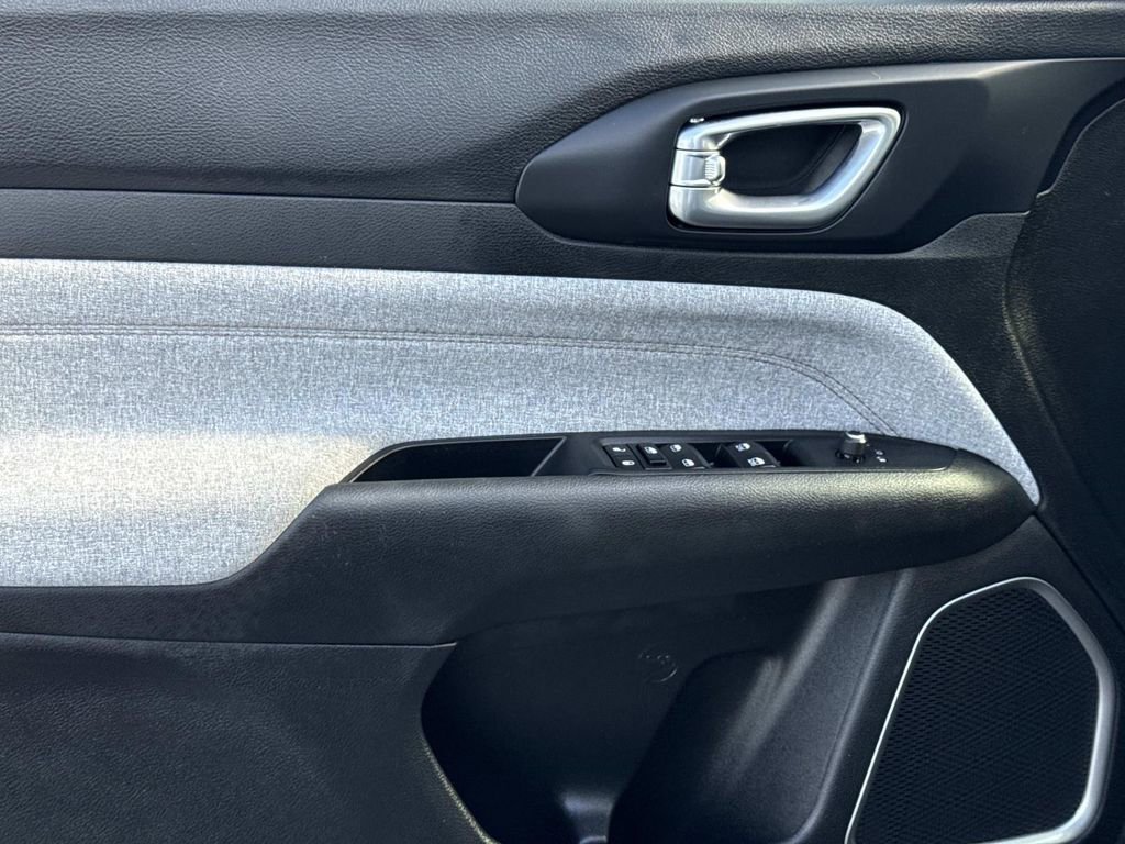 Used 2023 Jeep Compass Latitude image 18