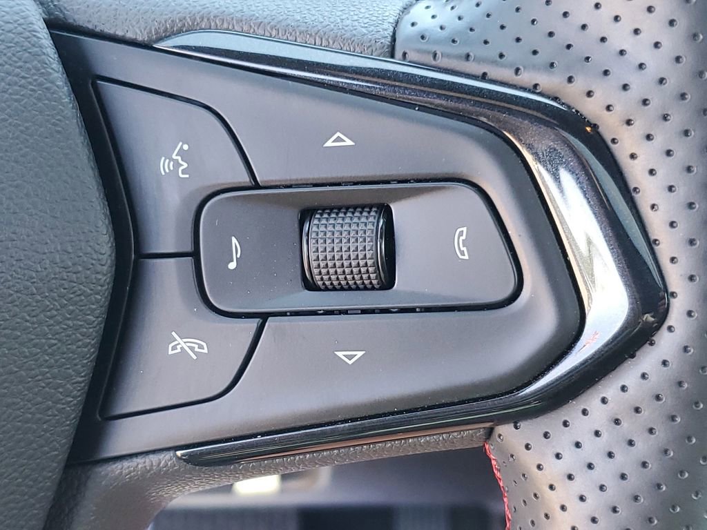 Used 2025 Chevrolet Trax RS w/ Sunroof Package FWD image 14
