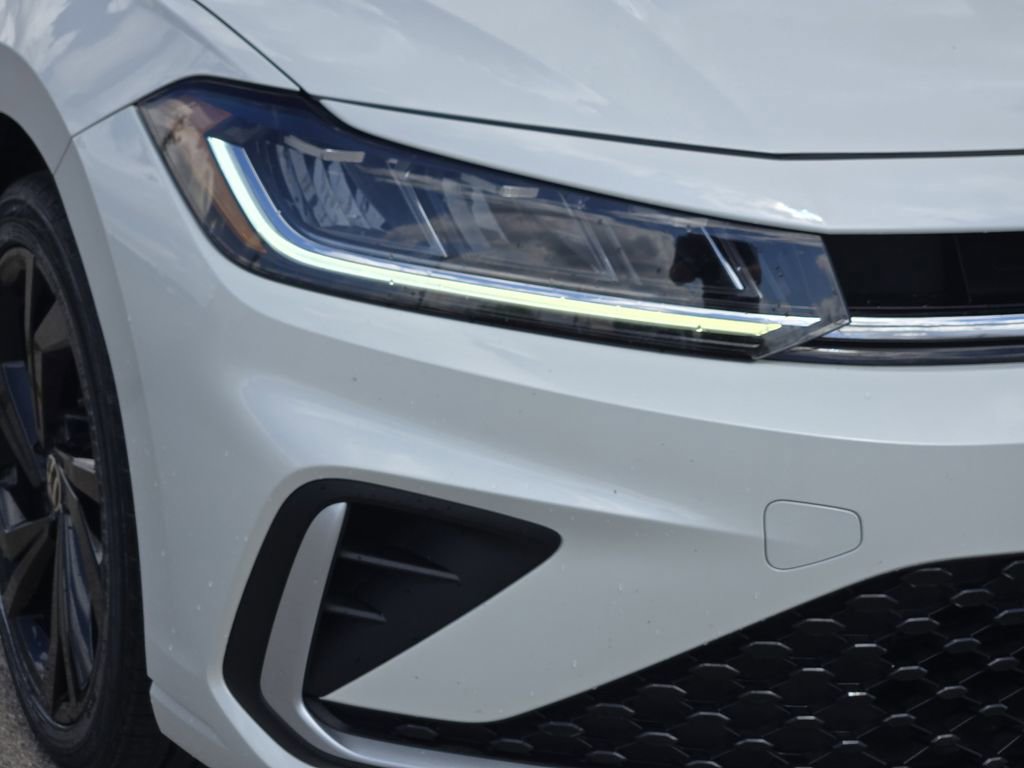 Used 2025 Volkswagen Jetta SE w/ Black Wheel Package image 9