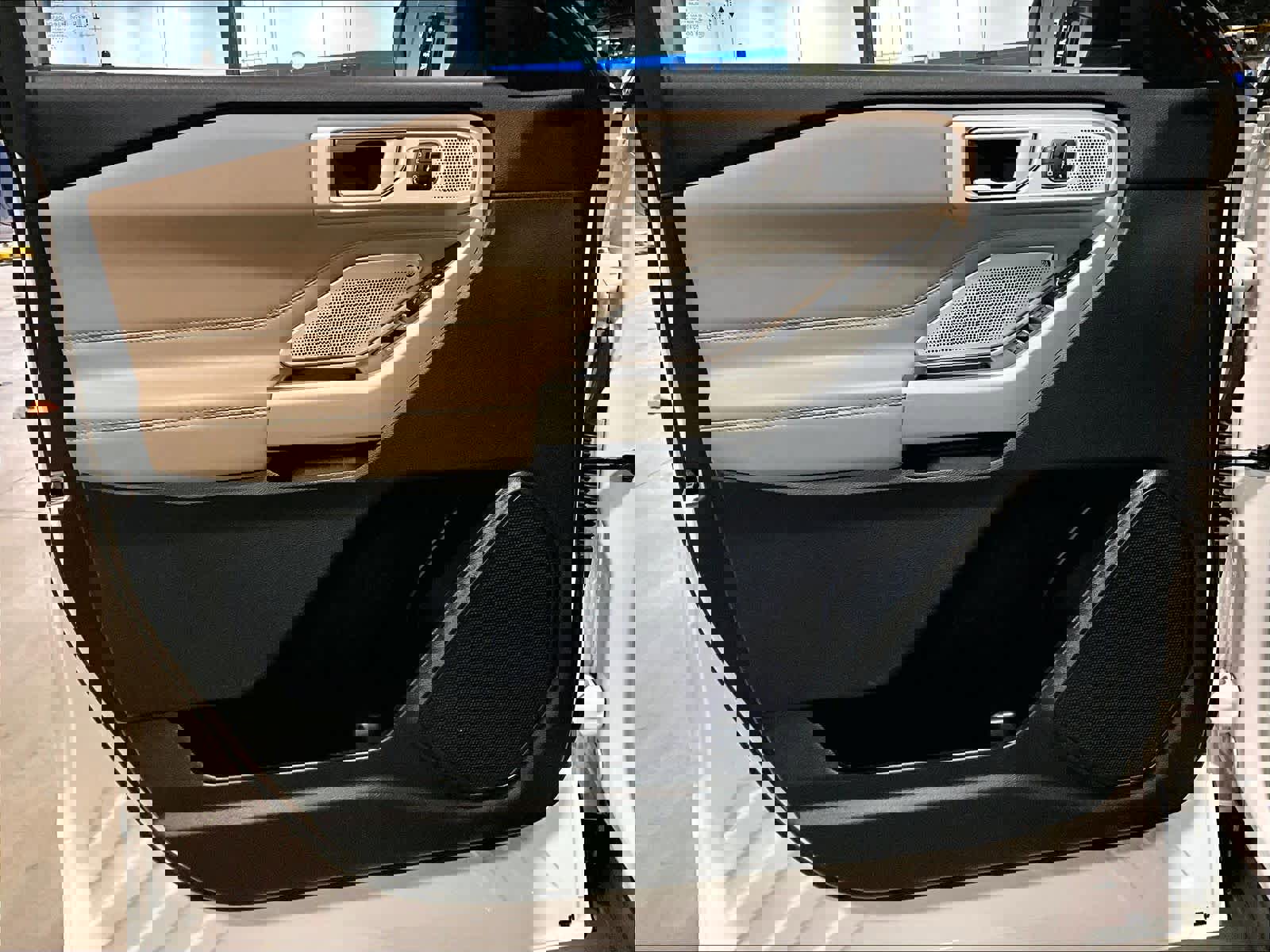 Used 2023 Ford Explorer Limited w/ Limited Technology Package image 9