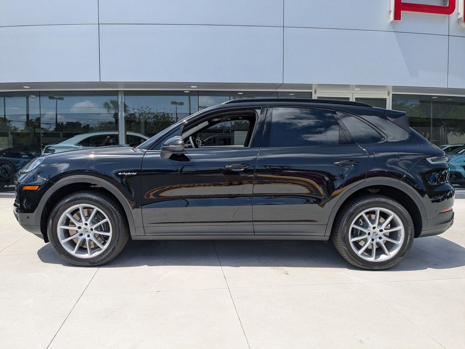 Certified 2025 Porsche Cayenne E-Hybrid image 2