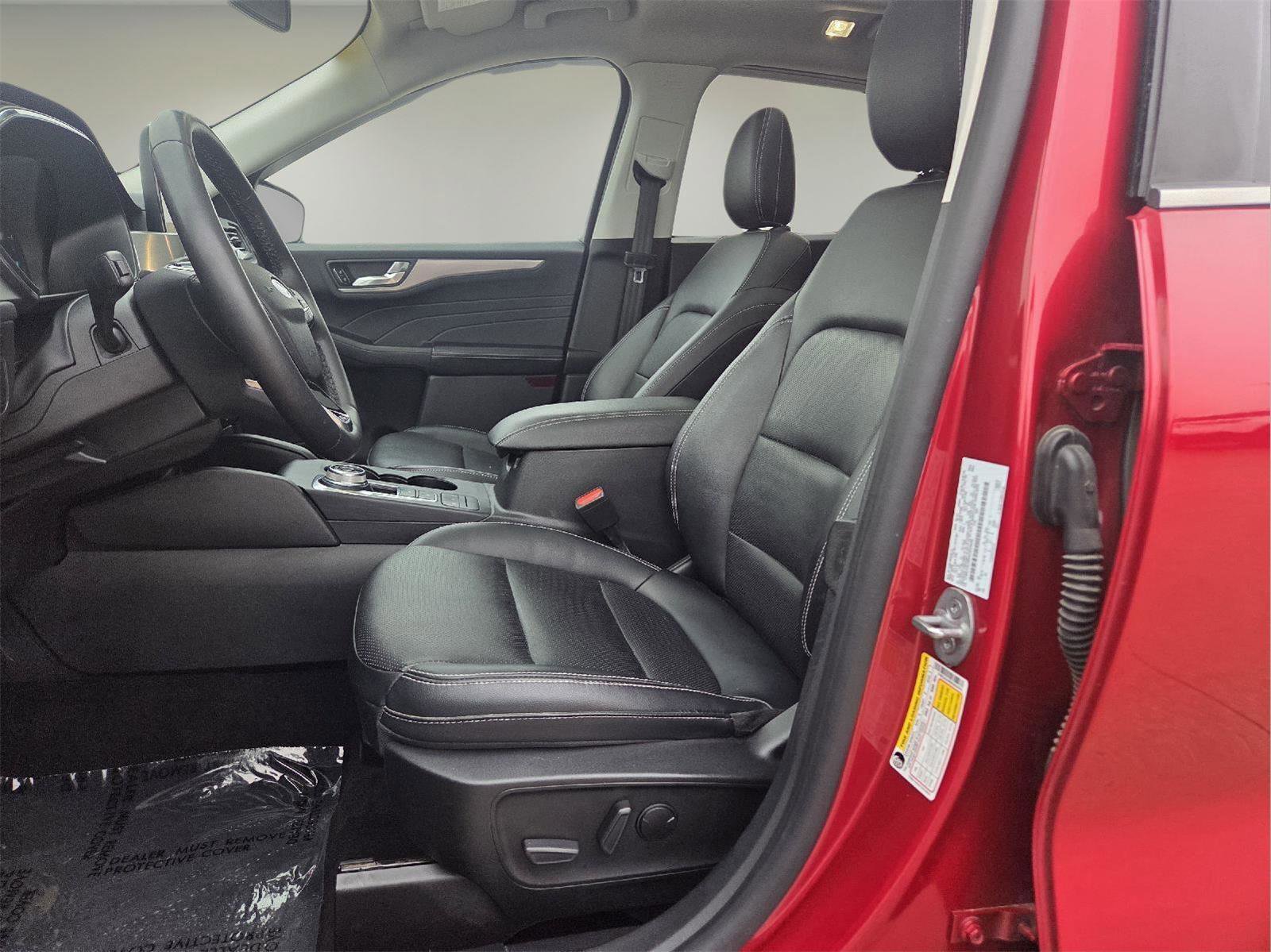 Used 2022 Ford Escape Titanium w/ Class II Trailer Tow Package image 3