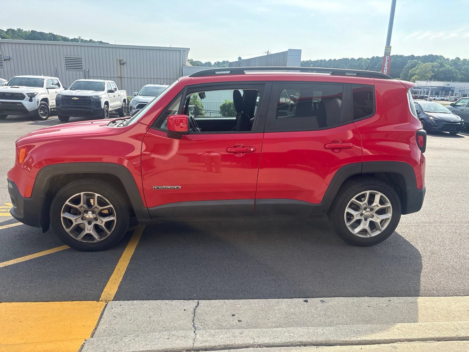 Used 2015 Jeep Renegade Latitude w/ Cold Weather Group FWD image 15