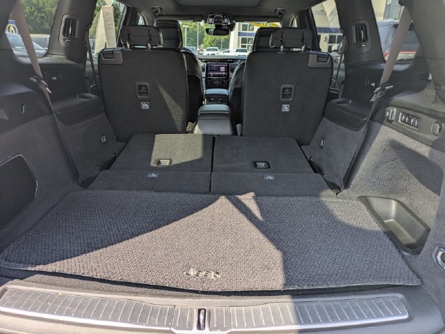 Used 2023 Jeep Grand Cherokee L Summit AWD/4WD image 7