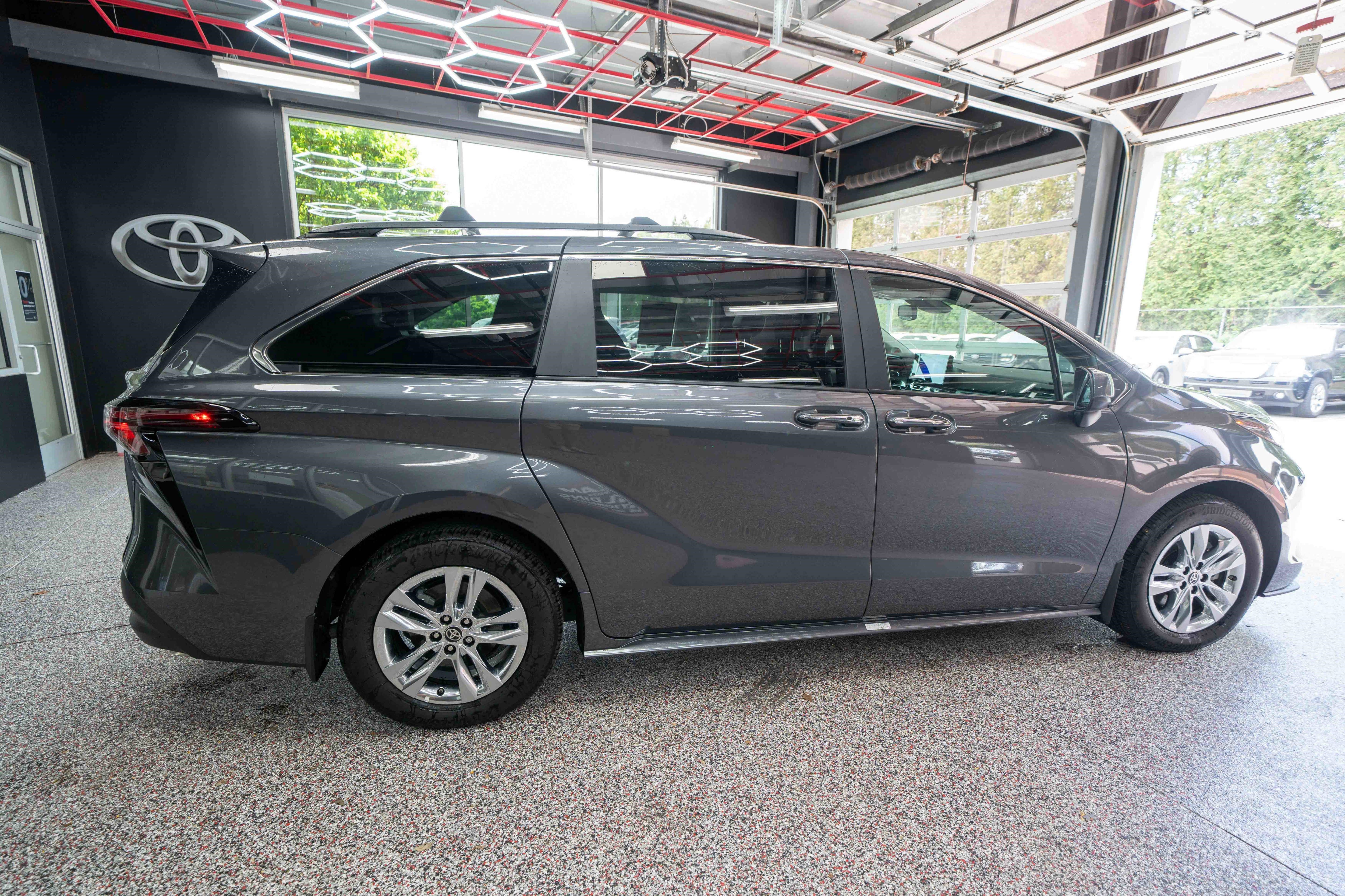 Used 2025 Toyota Sienna XLE w/ XLE Plus Package AWD/4WD image 4