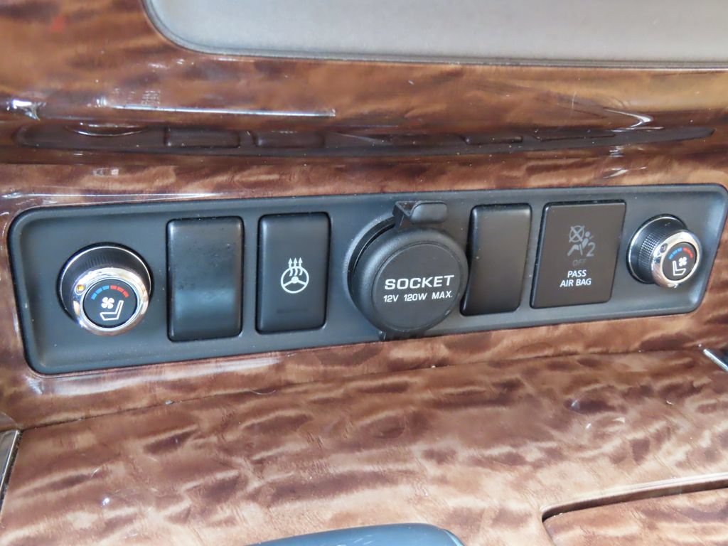 Used 2017 Nissan Armada Platinum w/ Captain Seat Package RWD image 9