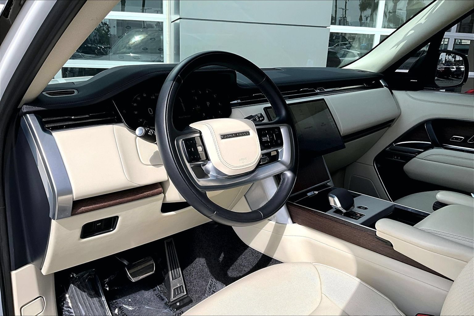 Used 2024 Land Rover Range Rover Long Wheelbase SE AWD/4WD image 13