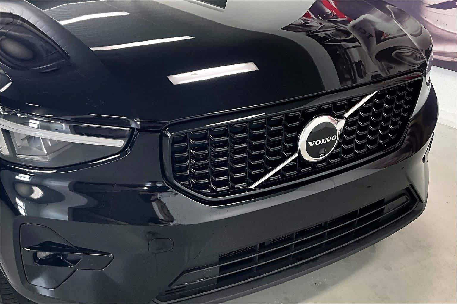 Used 2025 Volvo XC40 B5 Plus AWD/4WD image 30