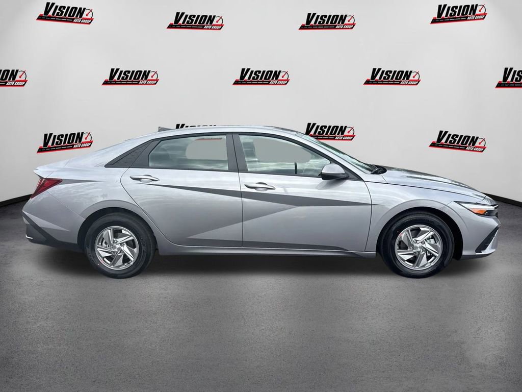 New 2025 Hyundai Elantra SE image 4