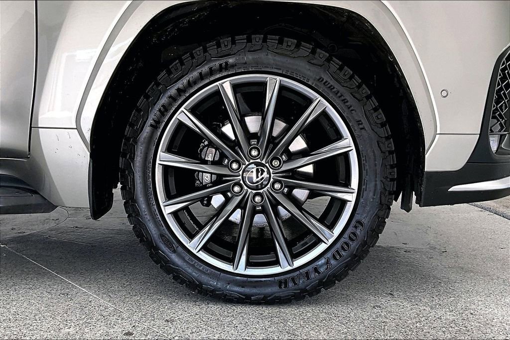 Used 2025 Lexus LX 700h F Sport image 12