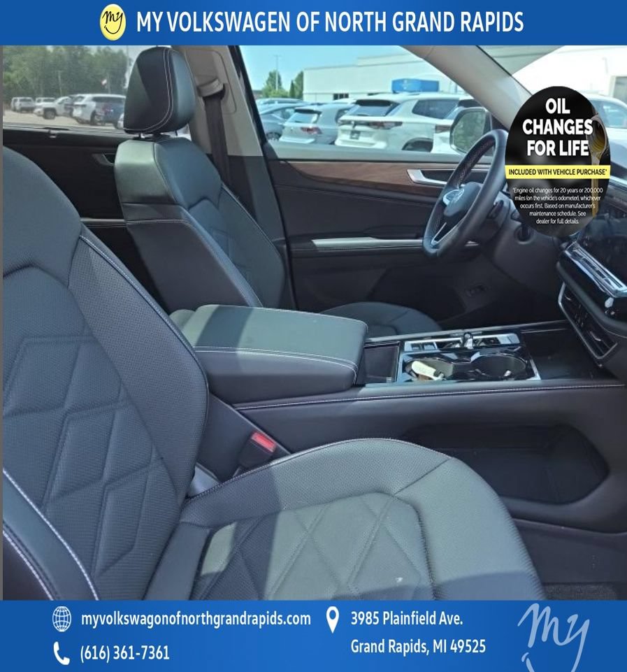 Used 2024 Volkswagen Atlas SE w/ Panoramic Sunroof Package AWD/4WD image 12
