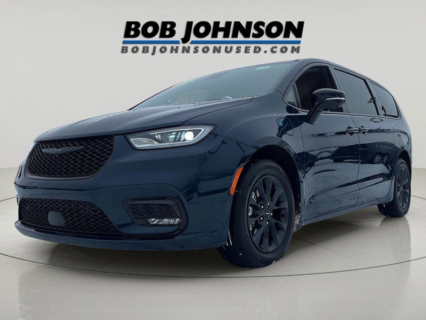 Used 2024 Chrysler Pacifica Limited image 3