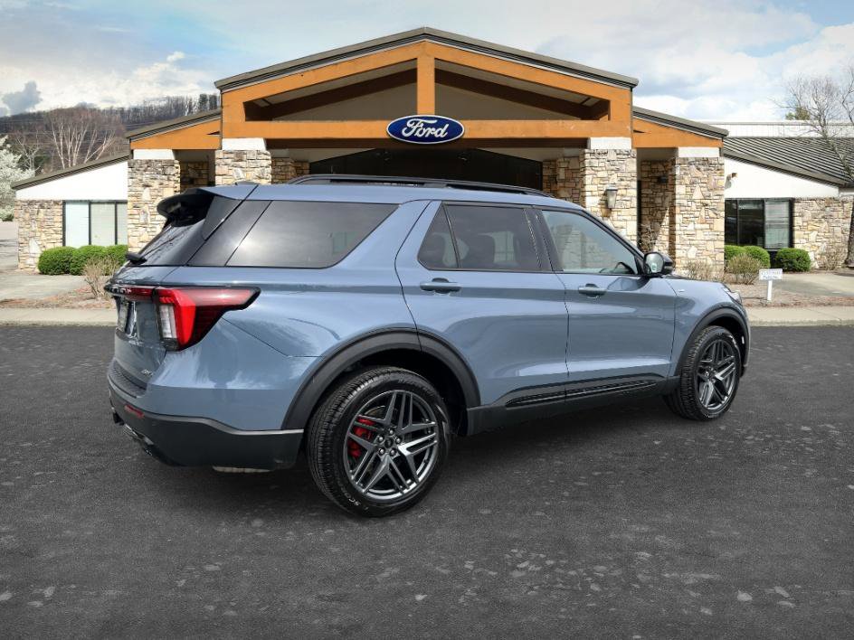 Used 2025 Ford Explorer ST-Line w/ Premium Package image 5