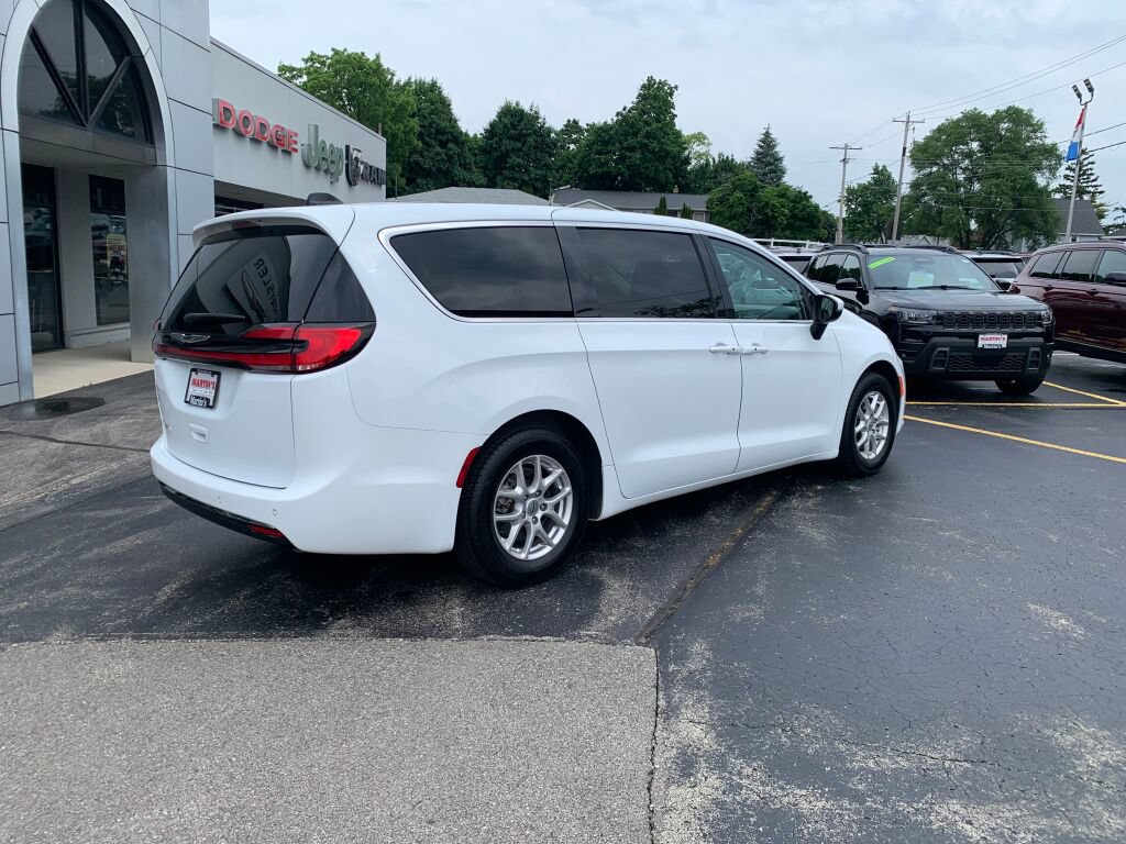 Used 2023 Chrysler Pacifica Touring-L FWD image 7