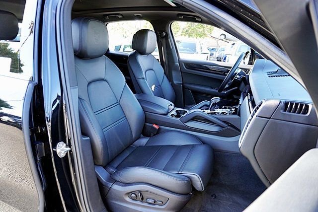 Used 2022 Porsche Cayenne AWD/4WD image 17