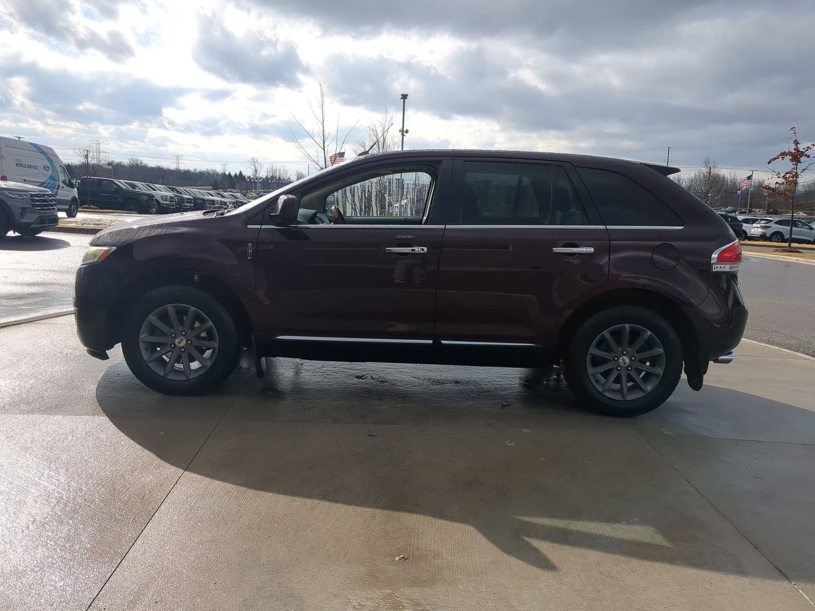 Used 2011 Lincoln MKX AWD w/ Sight & Sound Pkg image 3