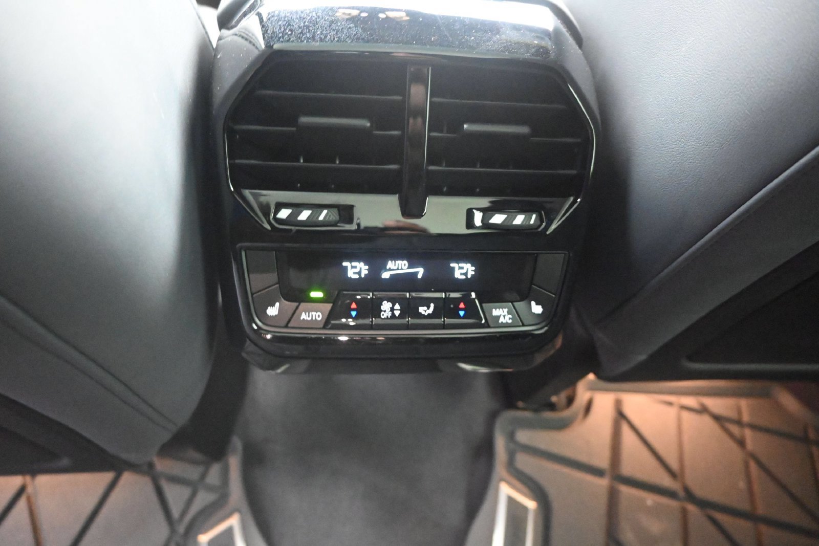 Certified 2024 BMW iX xDrive50 w/ Premium Package AWD/4WD image 18