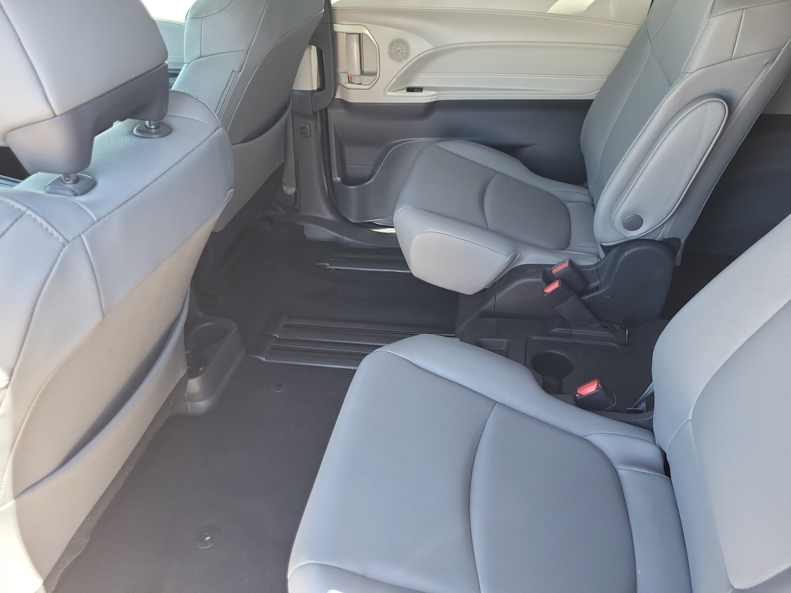 Used 2023 Toyota Sienna XLE FWD image 26
