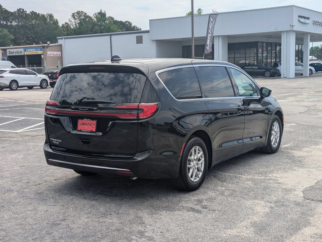 New 2027 Chrysler Pacifica Select FWD image 7