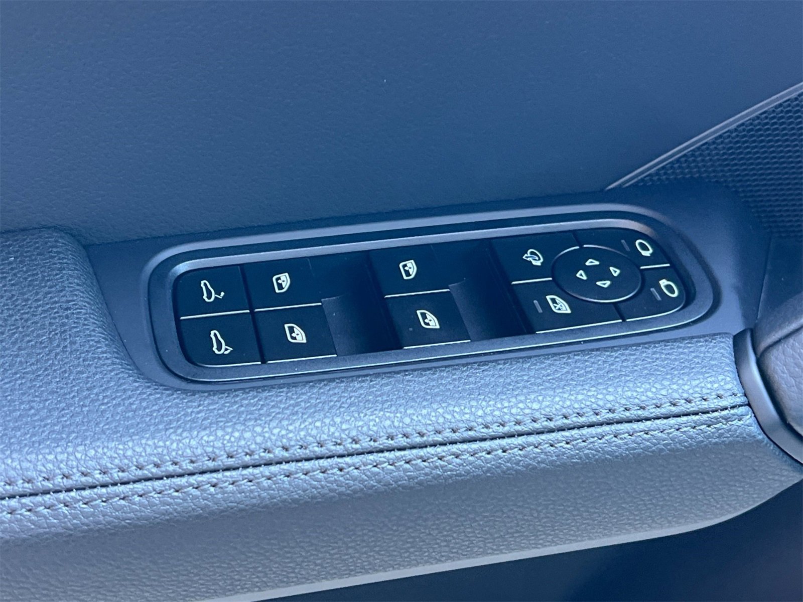 New 2025 Porsche Cayenne image 13
