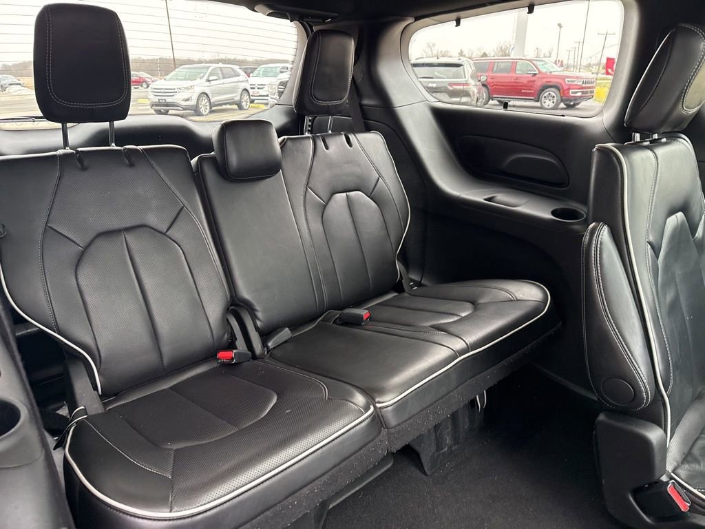 Used 2025 Chrysler Pacifica Limited image 32