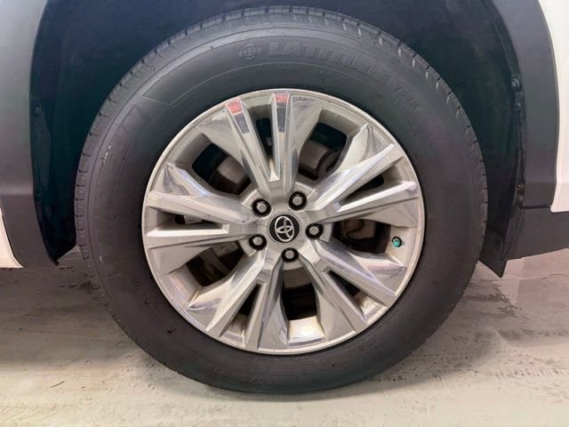 Used 2017 Toyota Highlander Plus FWD image 30