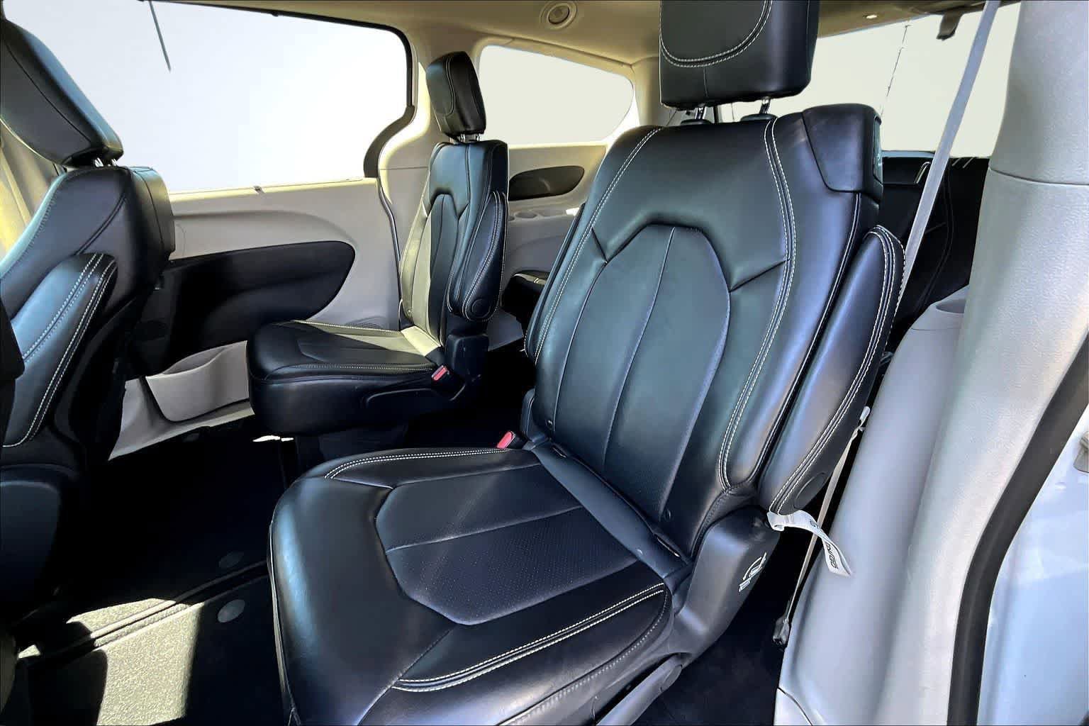 Used 2024 Chrysler Pacifica Touring-L image 13