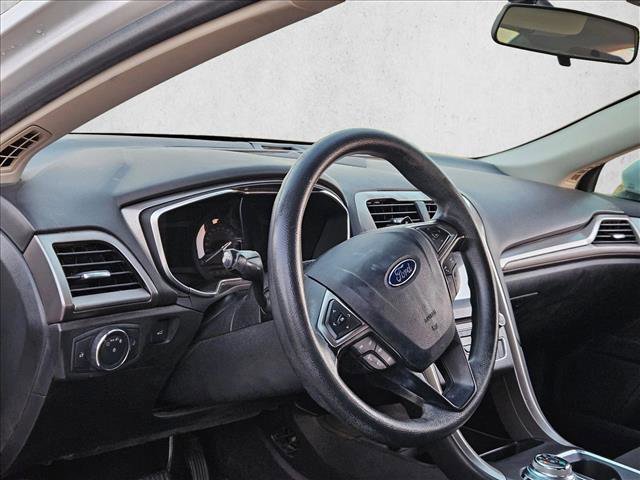 Used 2017 Ford Fusion SE w/ Fusion SE Technology Package image 10