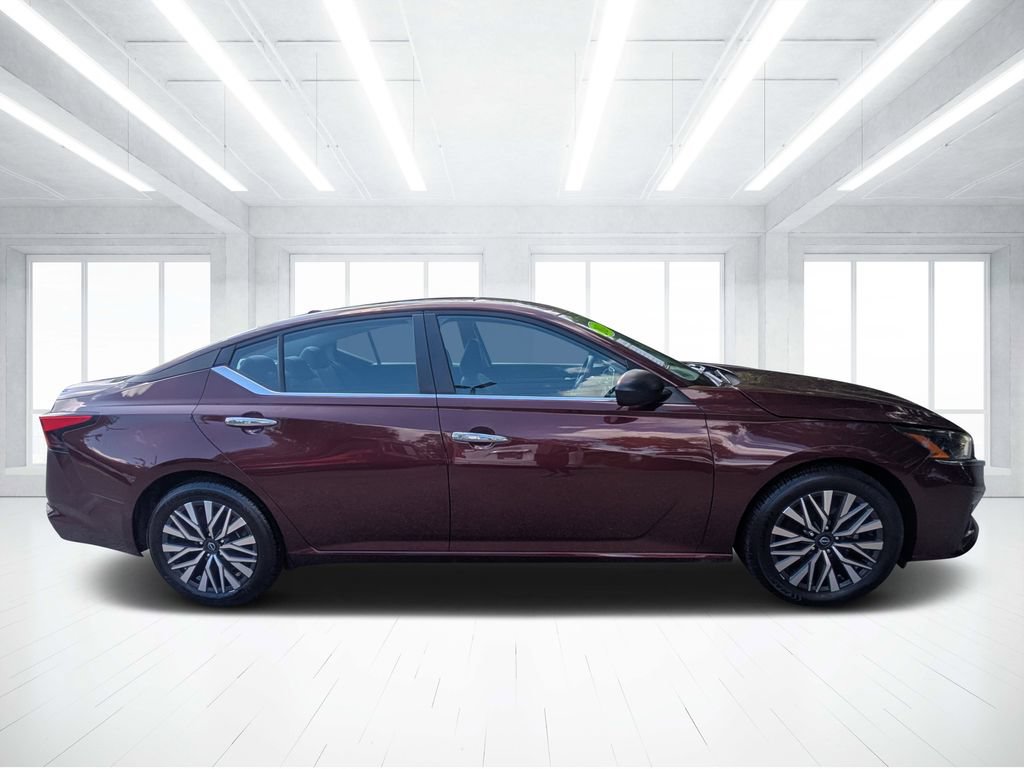 Used 2024 Nissan Altima 2.5 SV FWD image 2