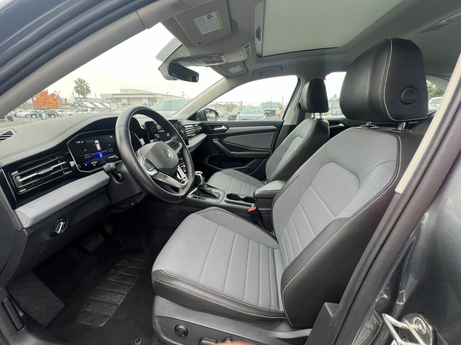 Used 2025 Volkswagen Jetta SE image 27