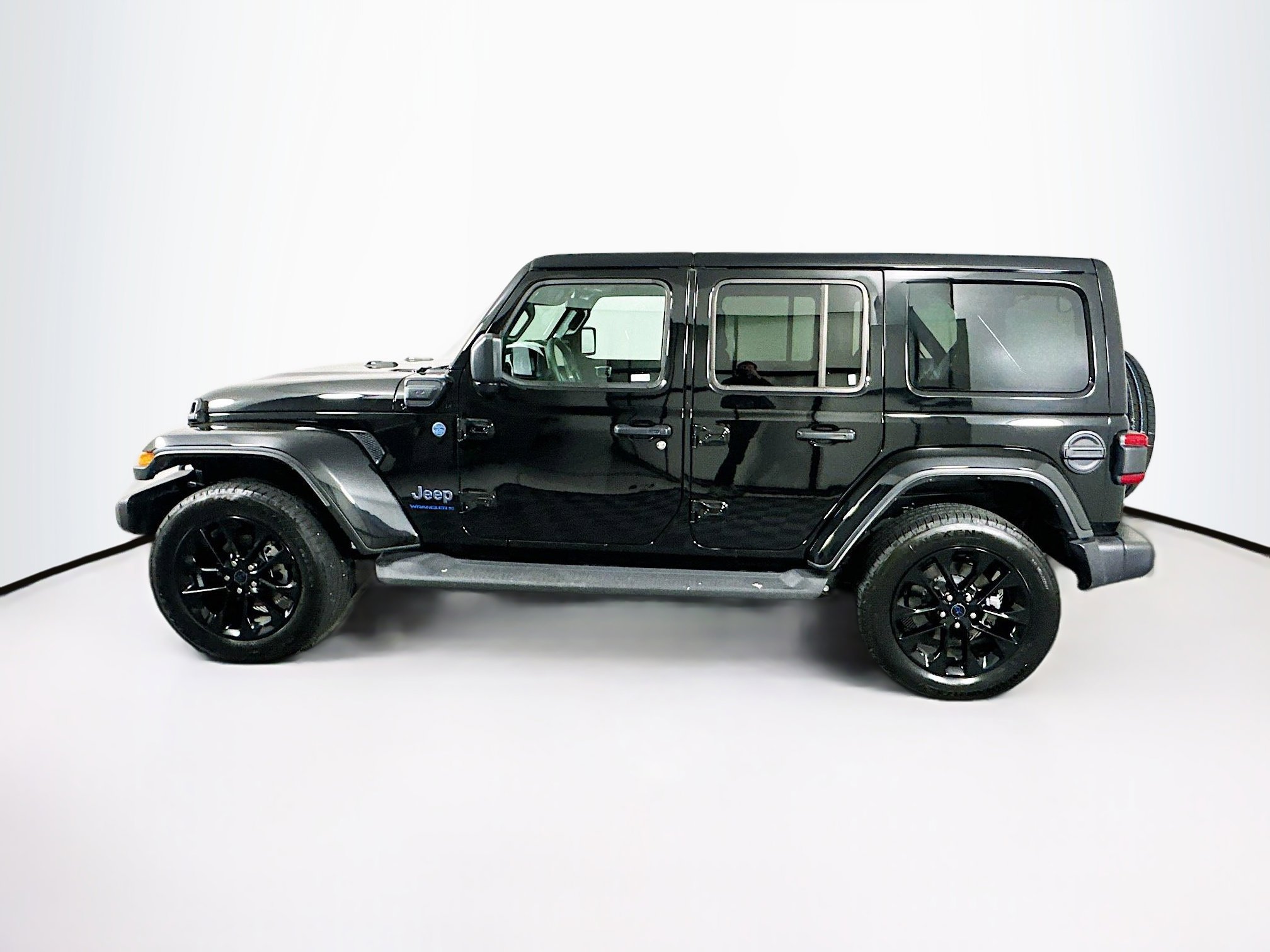 Used 2025 Jeep Wrangler Sahara image 4