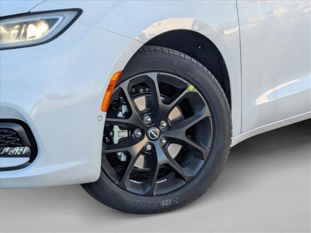 New 2026 Chrysler Pacifica Limited image 10