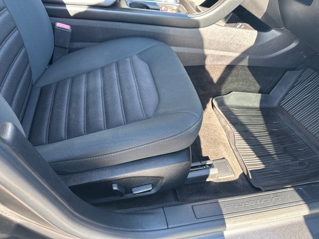 Used 2018 Ford Fusion SE w/ Fusion SE Technology Package FWD image 11