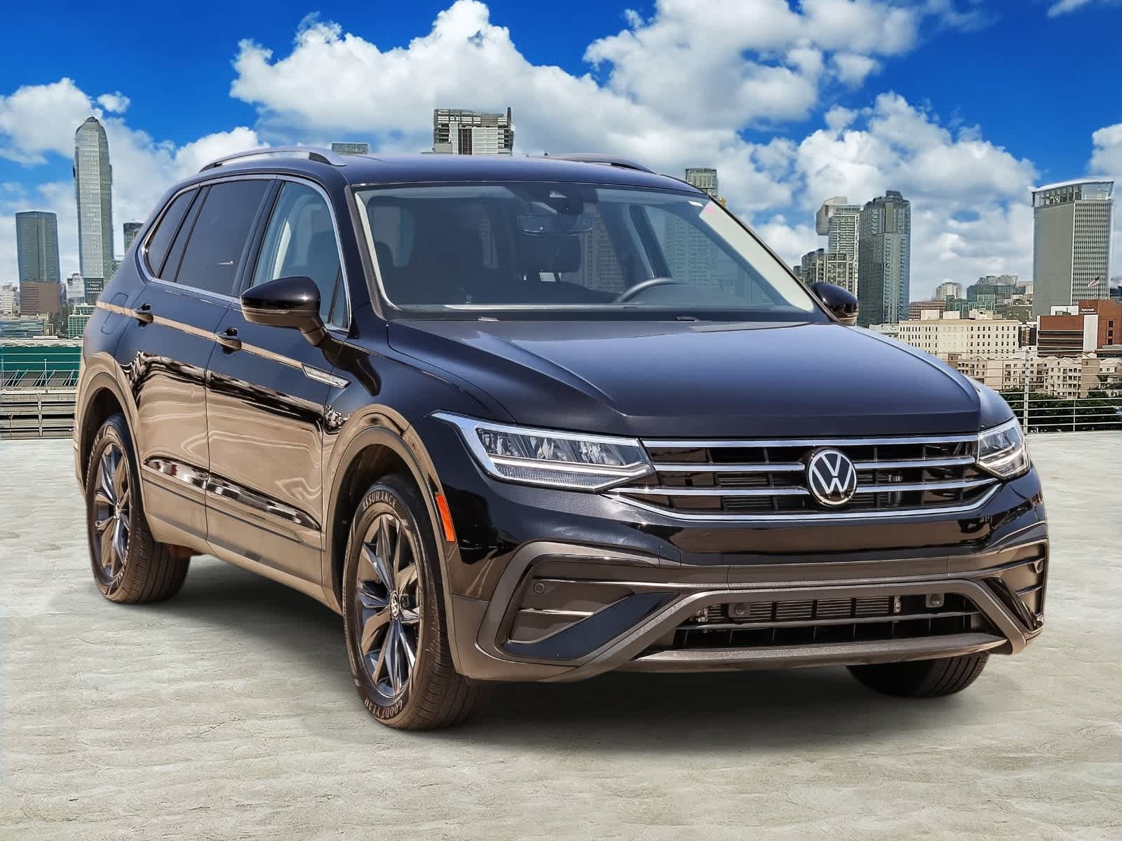 Used 2023 Volkswagen Tiguan SE w/ Panoramic Sunroof Package FWD image 3
