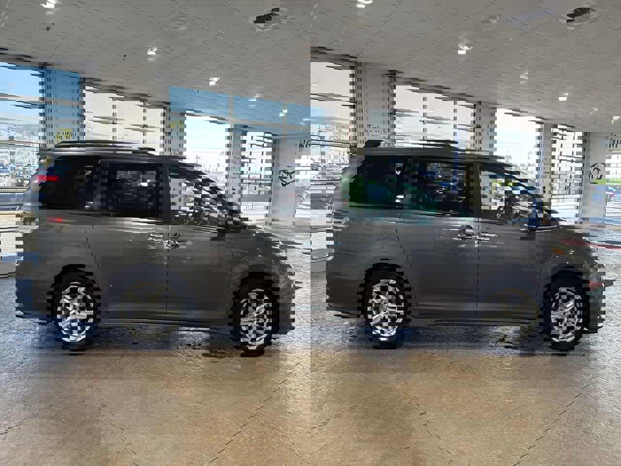 Used 2018 Toyota Sienna SE image 3