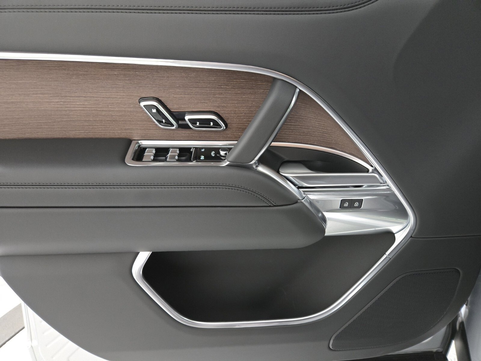 New 2025 Land Rover Range Rover SE image 21