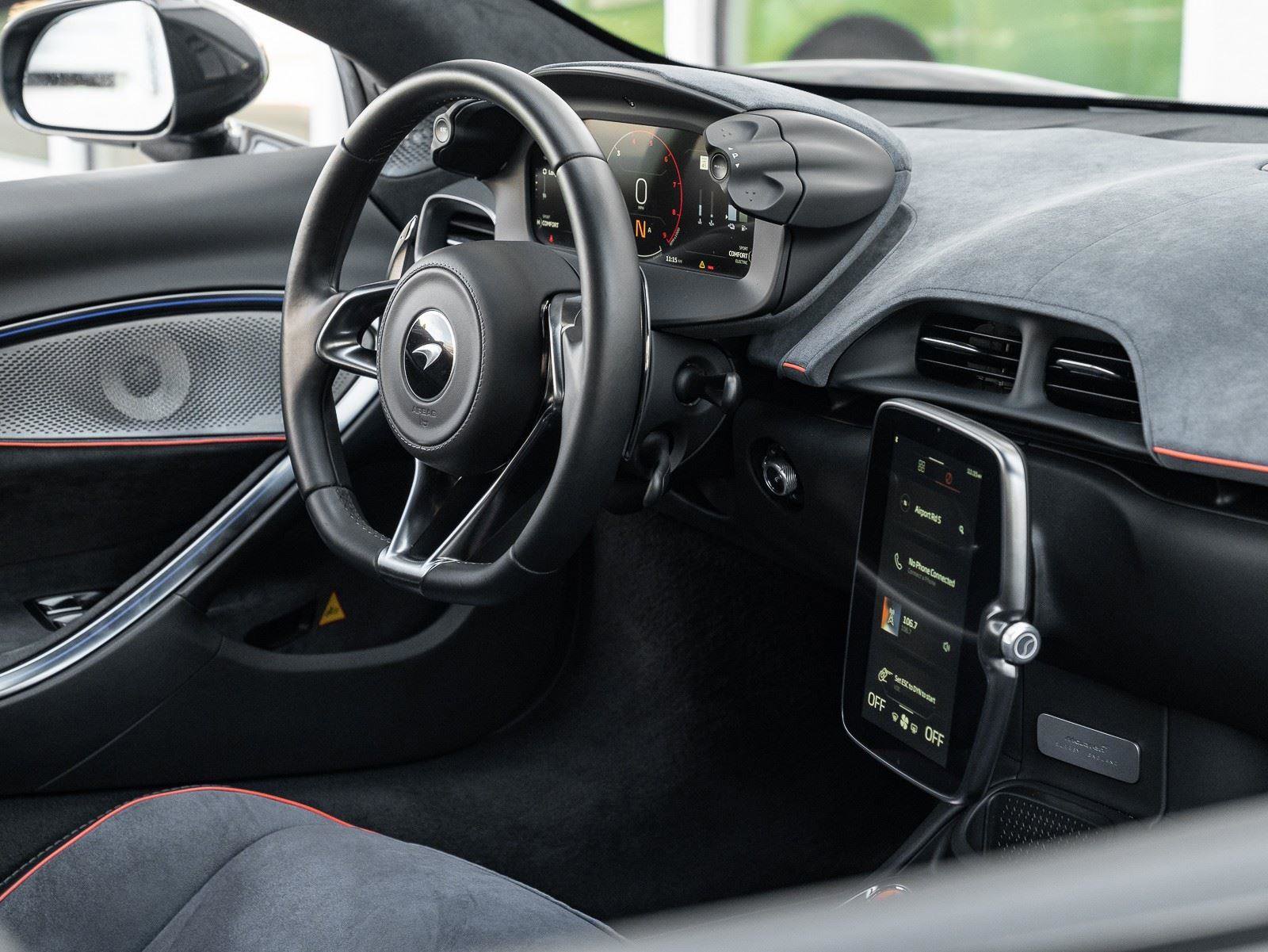 Used 2025 McLaren Artura image 24