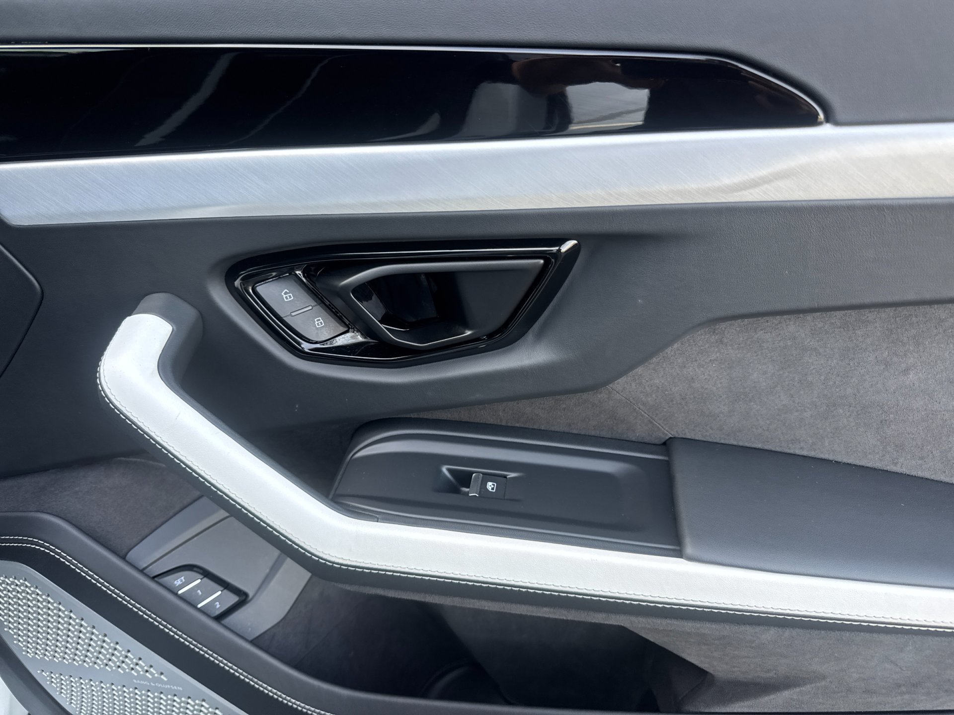 Used 2025 Lamborghini Urus SE AWD/4WD image 19