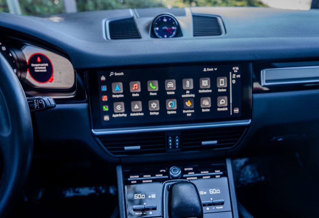 Used 2022 Porsche Cayenne Platinum Edition image 10