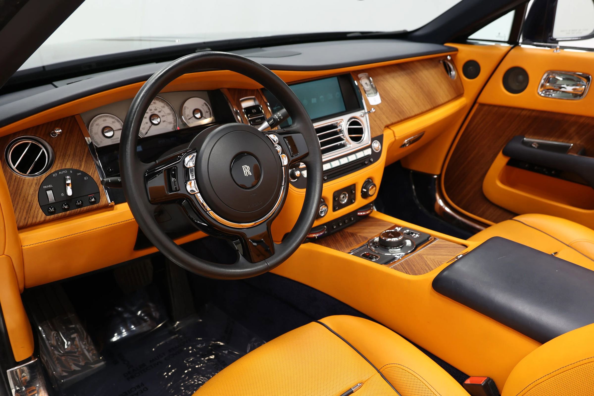 Used 2016 Rolls-Royce Dawn image 24