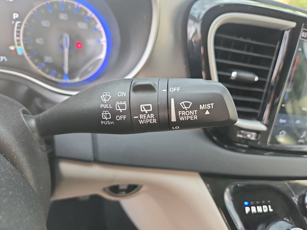 Used 2023 Chrysler Pacifica Touring-L FWD image 40