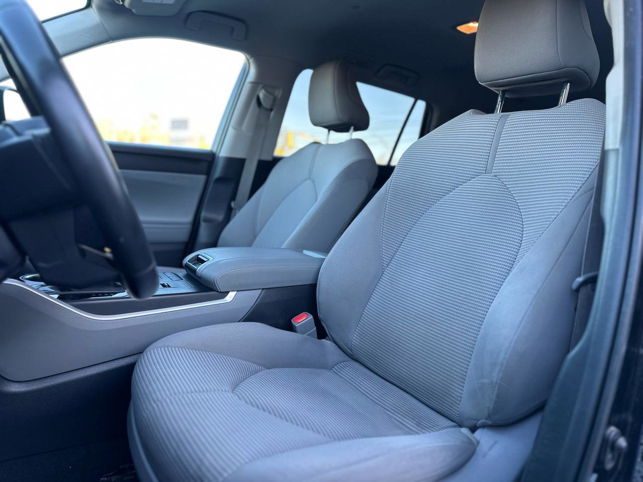 Used 2020 Toyota Highlander LE FWD image 11