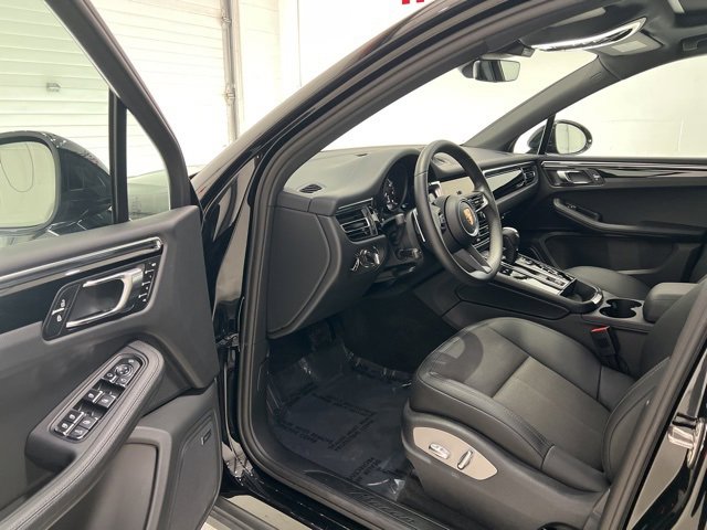 Used 2025 Porsche Macan T image 13