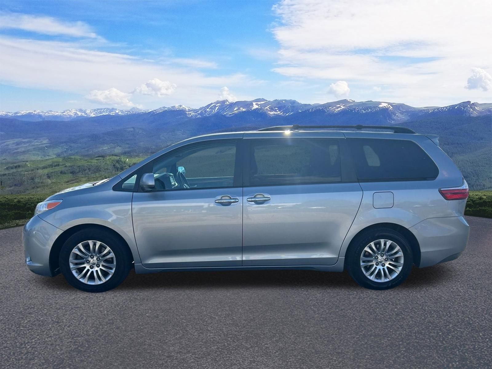 Used 2016 Toyota Sienna XLE FWD image 2