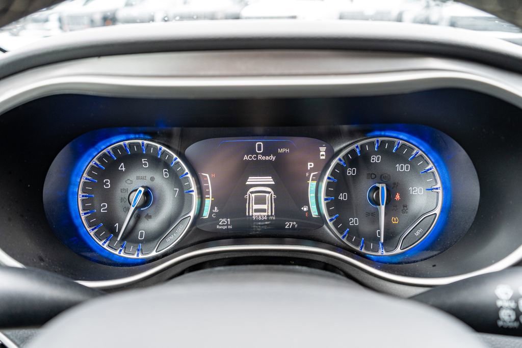 Used 2023 Chrysler Pacifica Touring-L image 37