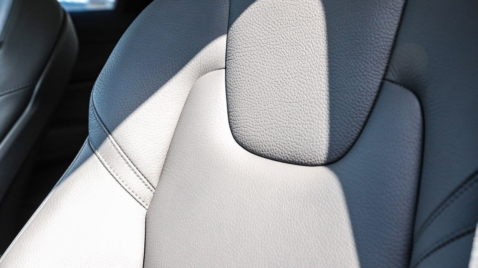 Used 2025 Volvo XC60 B5 Plus w/ Climate Package image 21