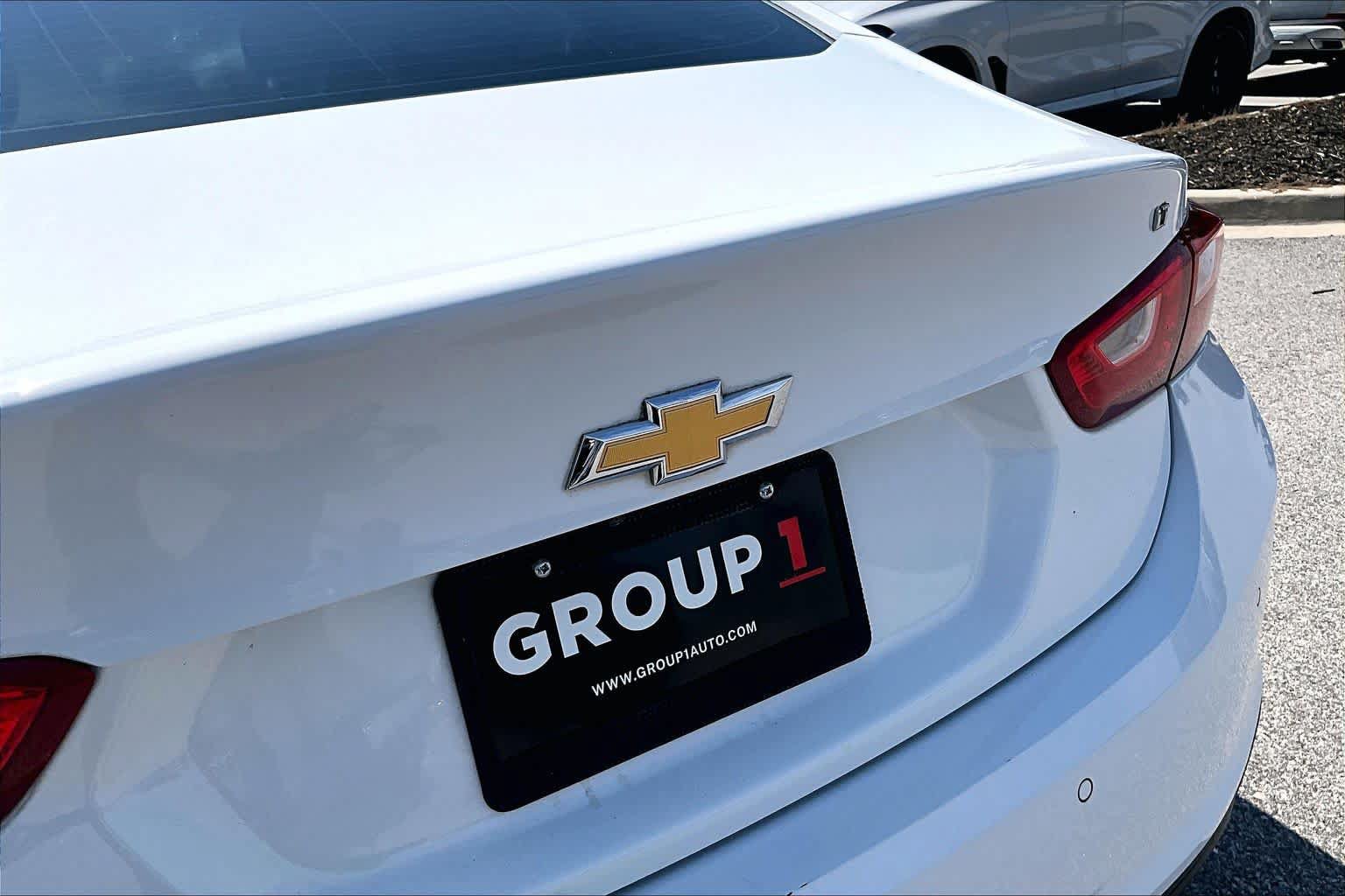 Used 2018 Chevrolet Malibu LT w/ Leather Package FWD image 9